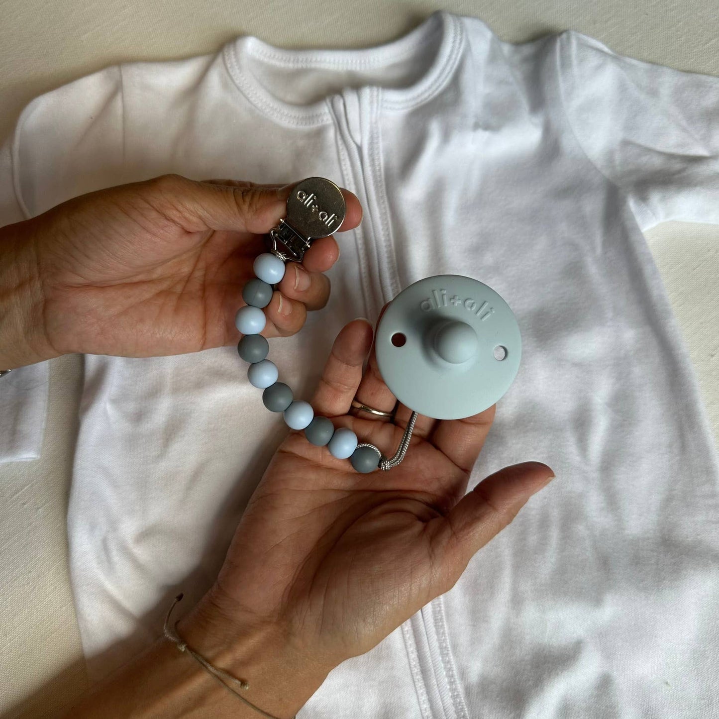 Ali+Oli Silicone Pacifier Clip (Iron)