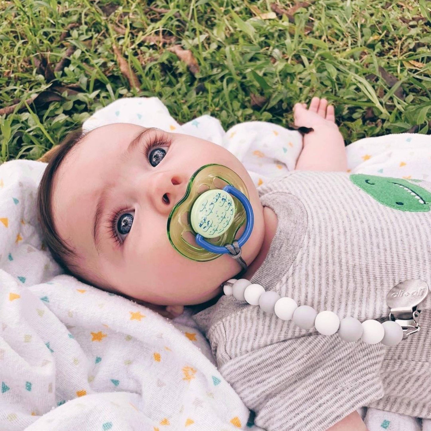 Ali+Oli Silicone Pacifier Clip | Grey + White